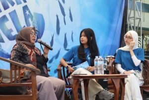 Psikolog Endahkey memandu talkshow kesehatan mental bersama siswa SMA Negeri 15 Bandung